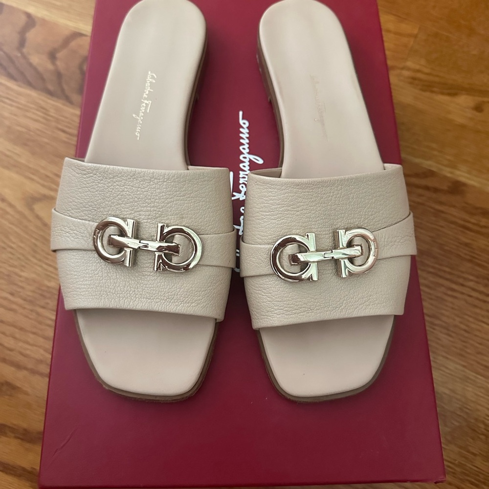 Salvatore Ferragamo Beige Ladies  Leather Rhodes Gancini Flat Sandals